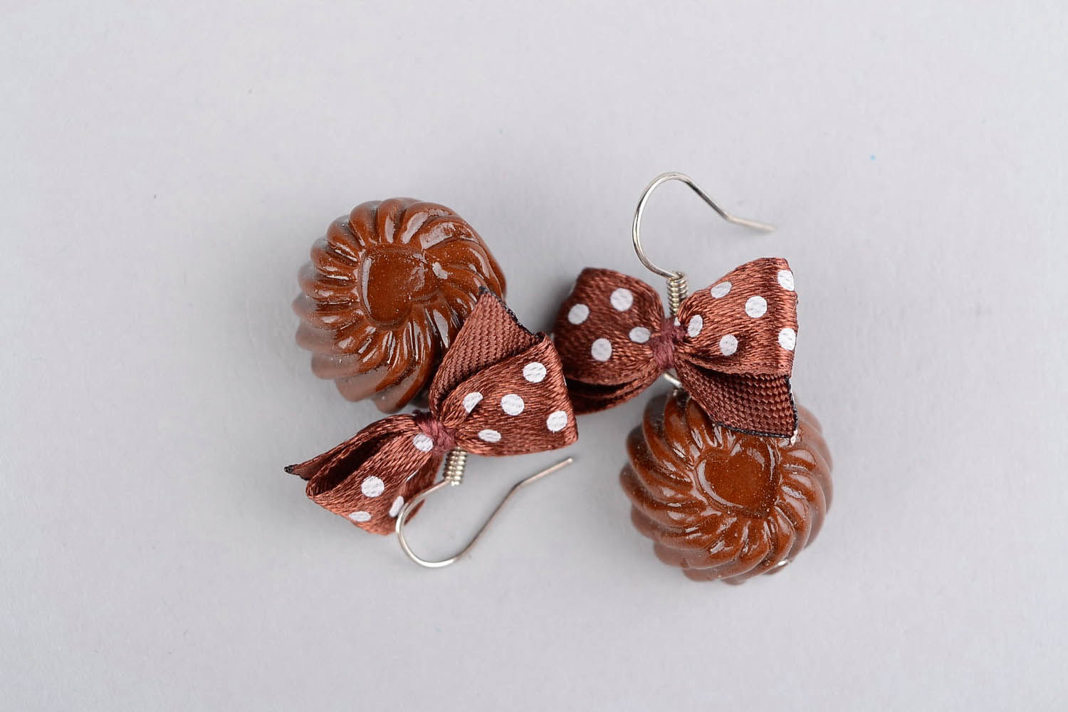 Les boucles d'oreilles Bonbons faites de la pâte polymère photo 4