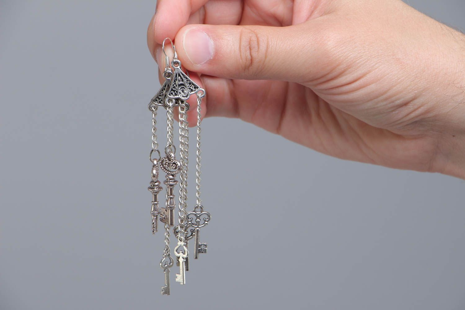Handgemachte lange Ohrringe aus Metall mit Ketten und Schlüsseln schön  foto 5