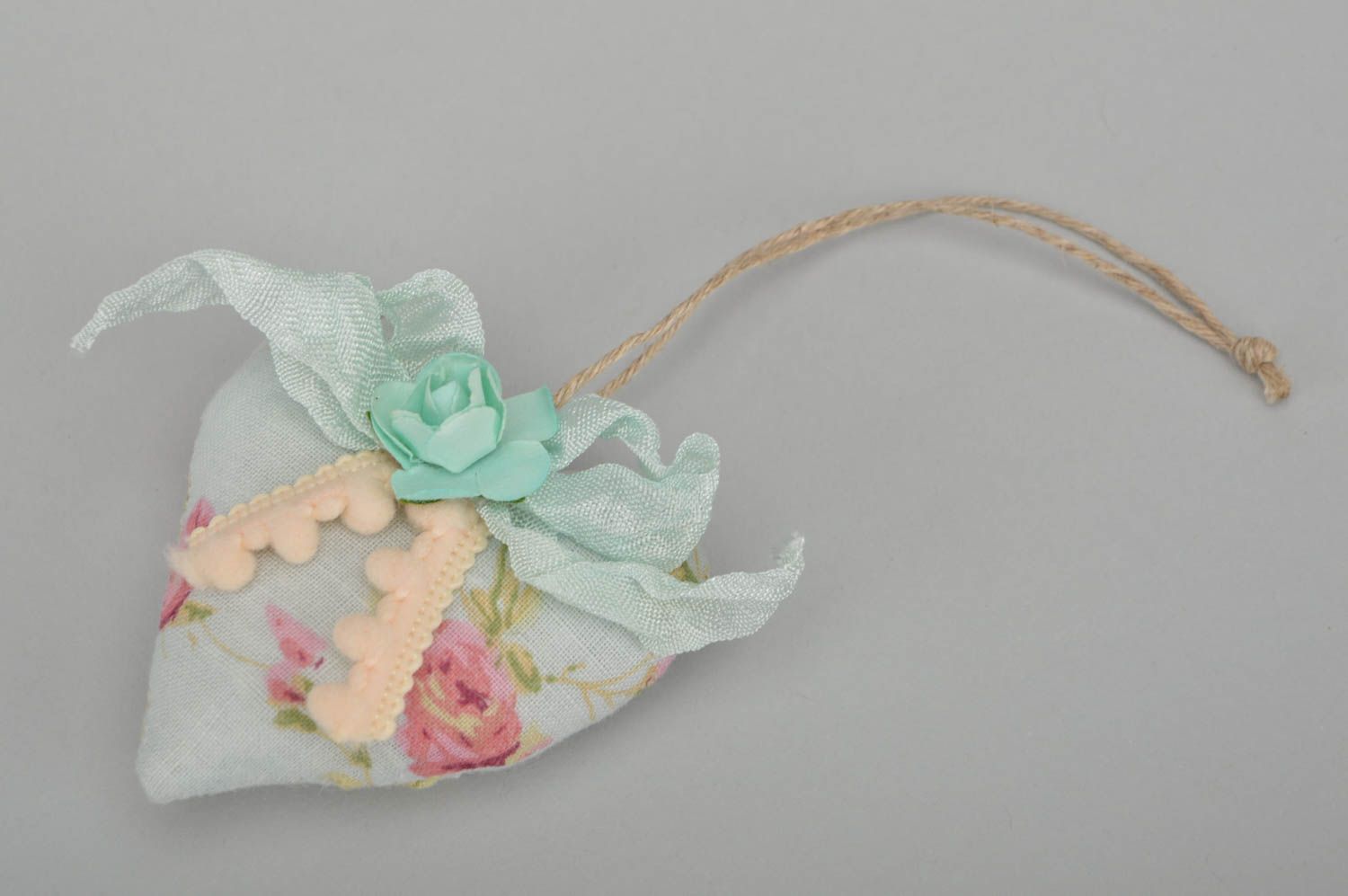 Colgante decorativo corazón textil con flores y aroma de vainilla artesanal foto 4
