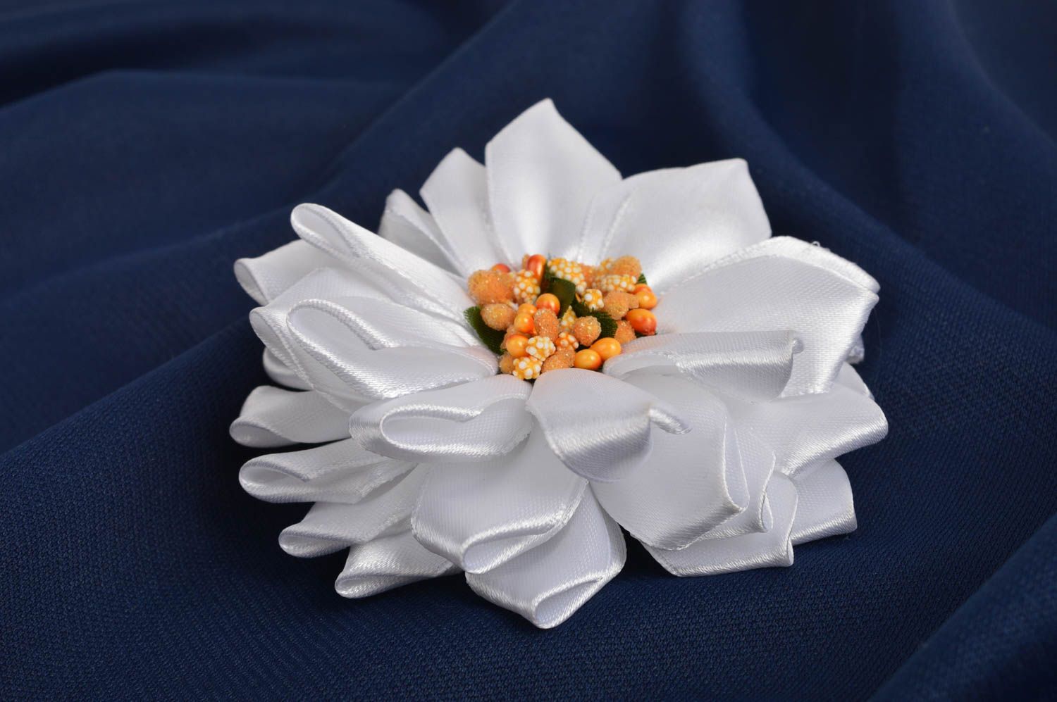 Gancho con flor artesanal blanca complemento para peinados regalo original foto 1
