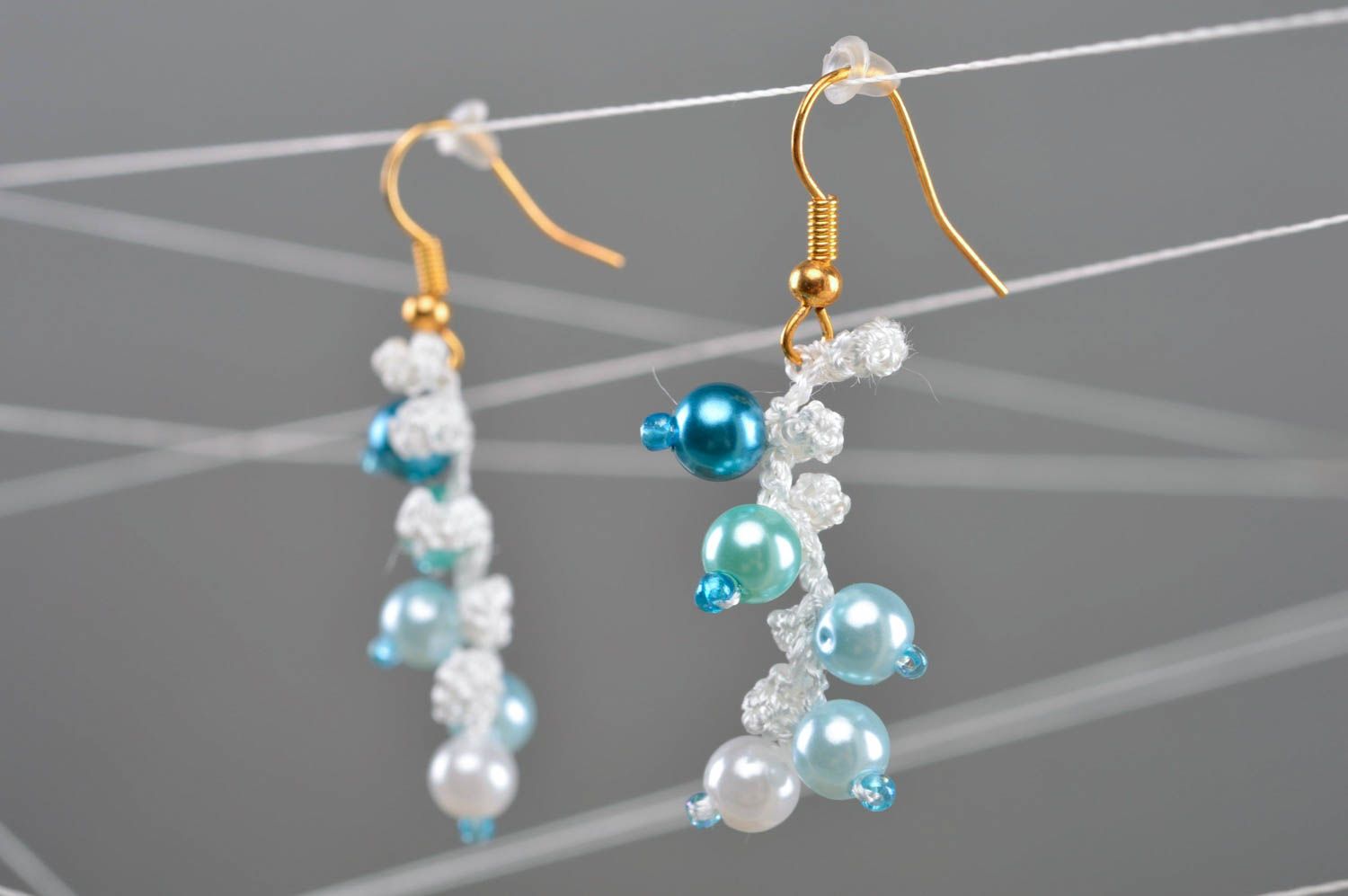 Boucles d'oreilles en fils faites main avec perles fantaisie blanches et bleues photo 1