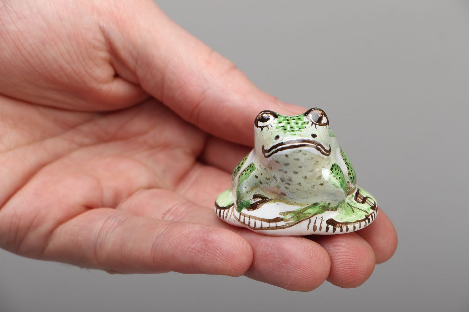 Керамическая фигурка лягушки на монетках фото 4