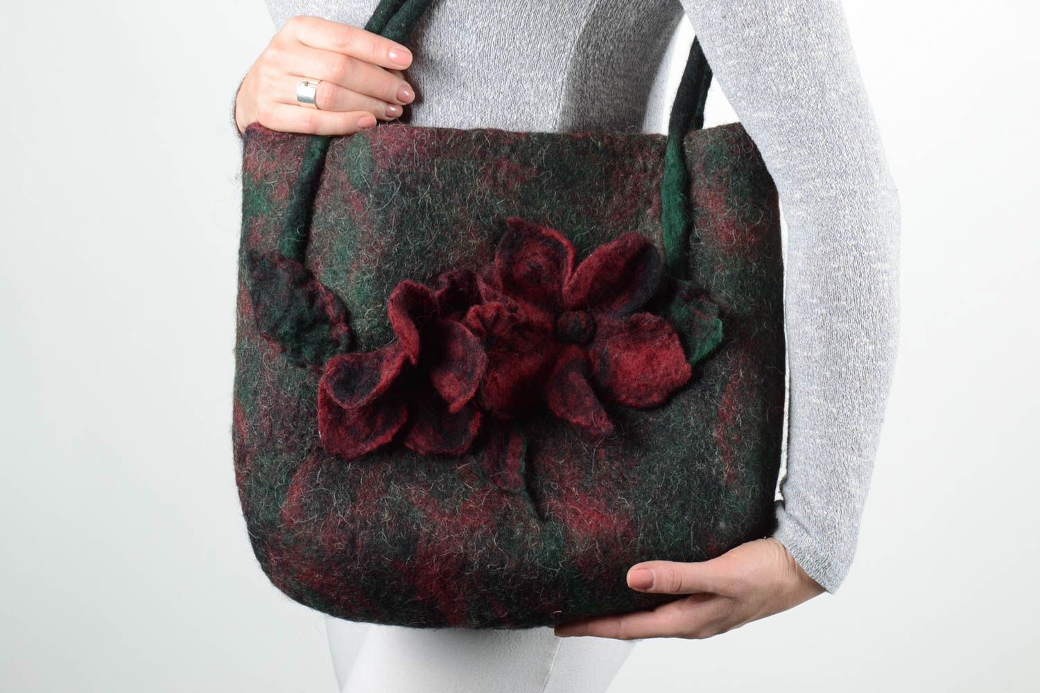 Beauiful handmade felted wool bag winter handbag shoulder bag fashion trends photo 2