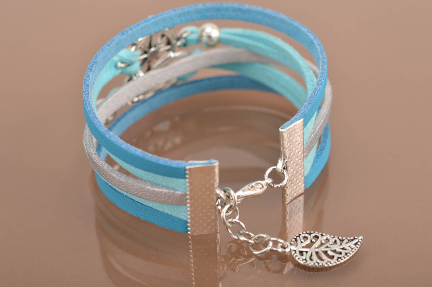Bracelet en daim bleu multirang avec ancre et roue de gouvernail fait main photo 5