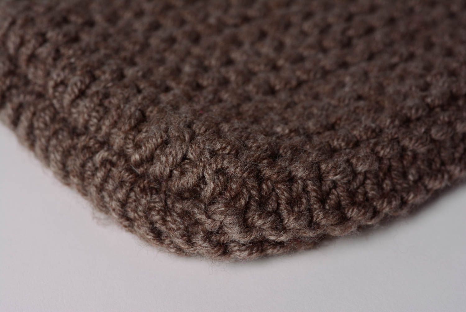 Petite housse de coussin tricotée en laine avec des aiguilles faite main brune photo 4