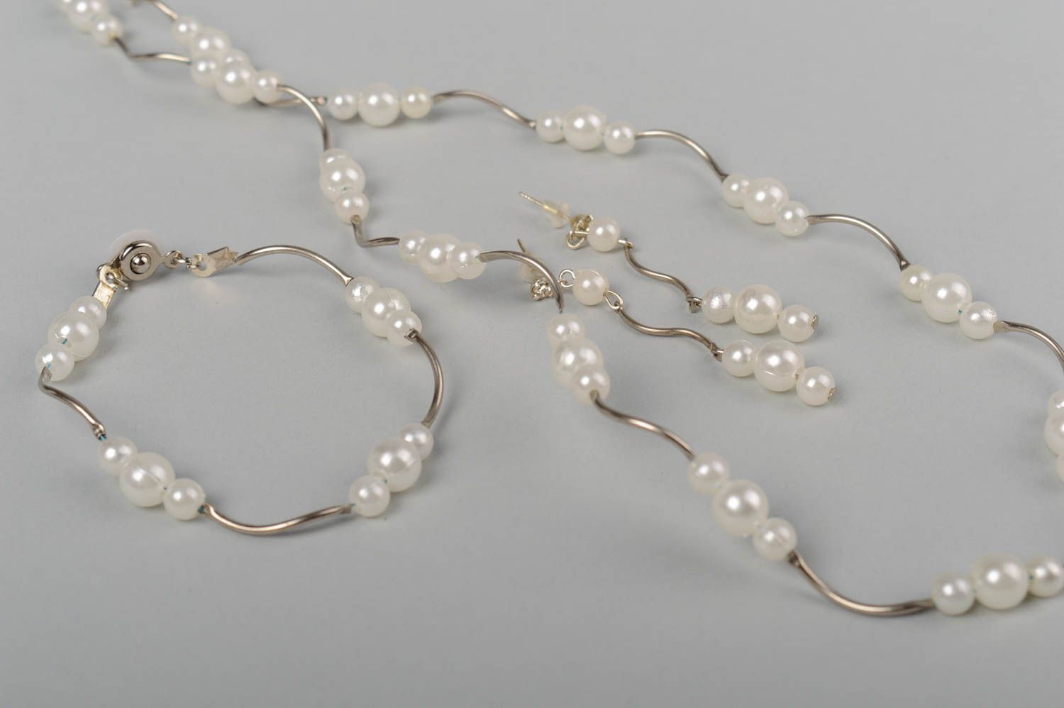 Ensemble de collier bracelet boucles d'oreilles blanc fait main en plastique photo 2