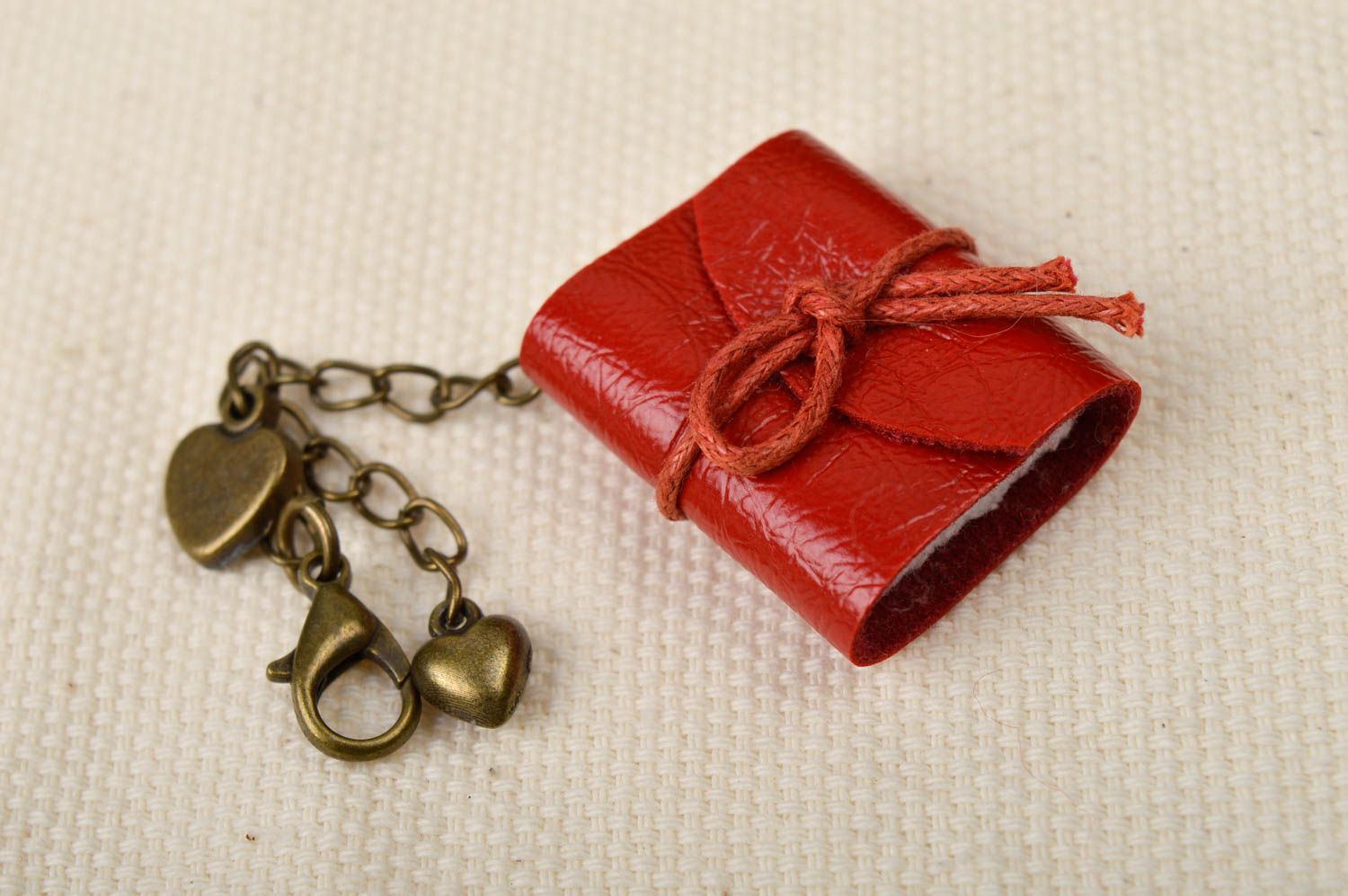 Porte-clés fait main Accessoire design petit bloc-notes rouge Cadeau original photo 1