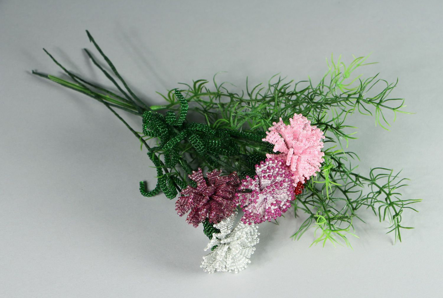 Красивые цветы из бисера Гвоздики фото 3
