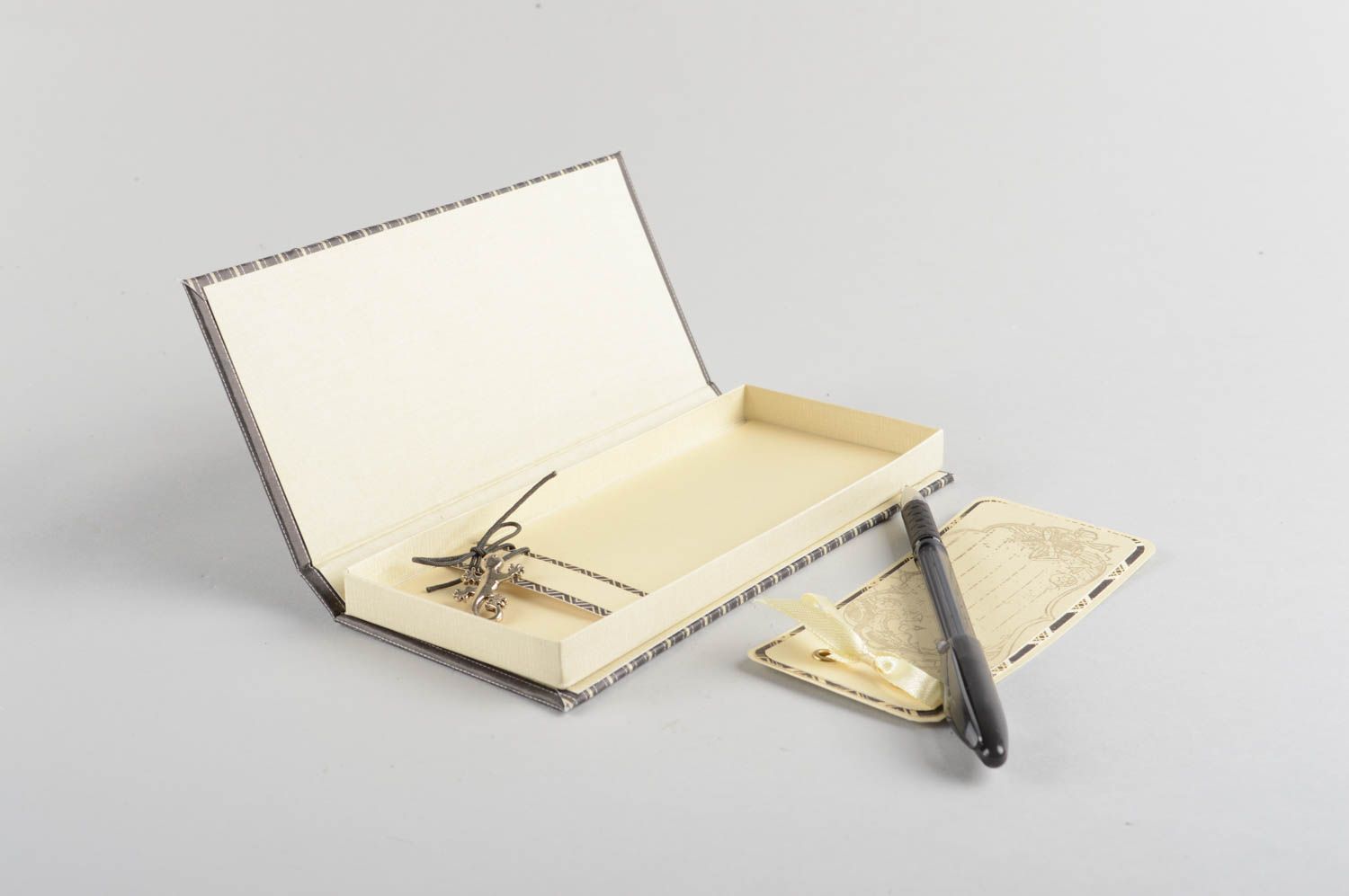 Handmade Designer Box für Geldgeschenk aus Karton und Papier für Scrapbooking foto 5