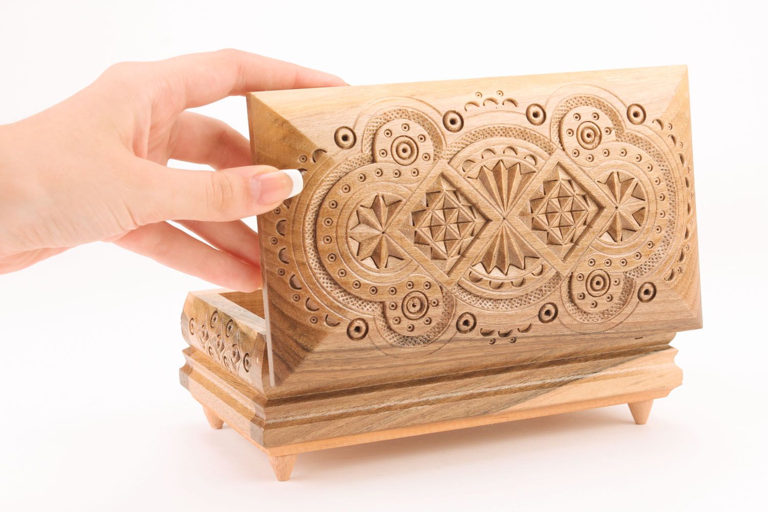 Boîte à bijoux en bois sculpté à la main photo 4