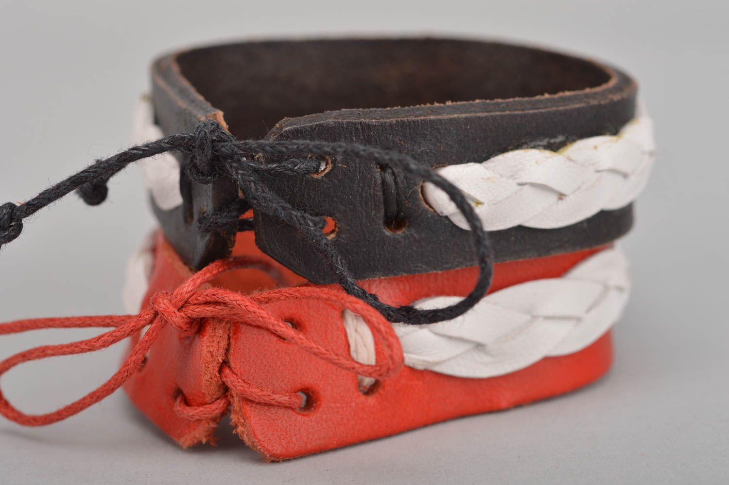 Conjunto de pulseras de cuero natural artesanales de colores rojo y marrón foto 4
