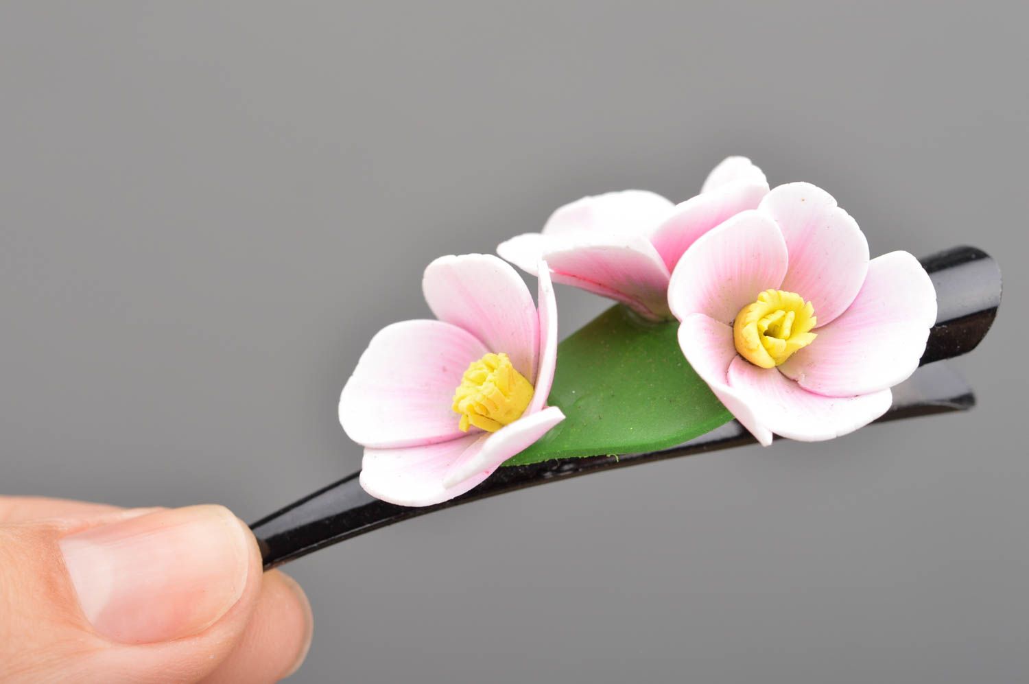 Pince à cheveux bec faite main avec fleurs en pâte polymère originale Sakura photo 2