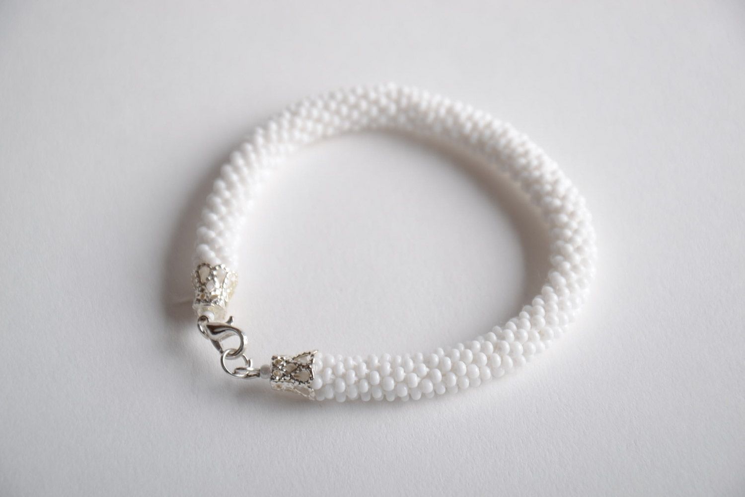 Bracelet blanc en perles de rocaille tressé fait main original pour femme photo 2