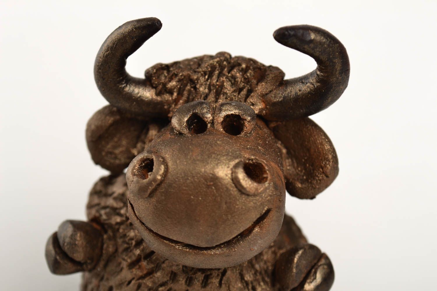Сувенир ручной работы глиняная фигурка коровка забавная фигурка из глины фото 2