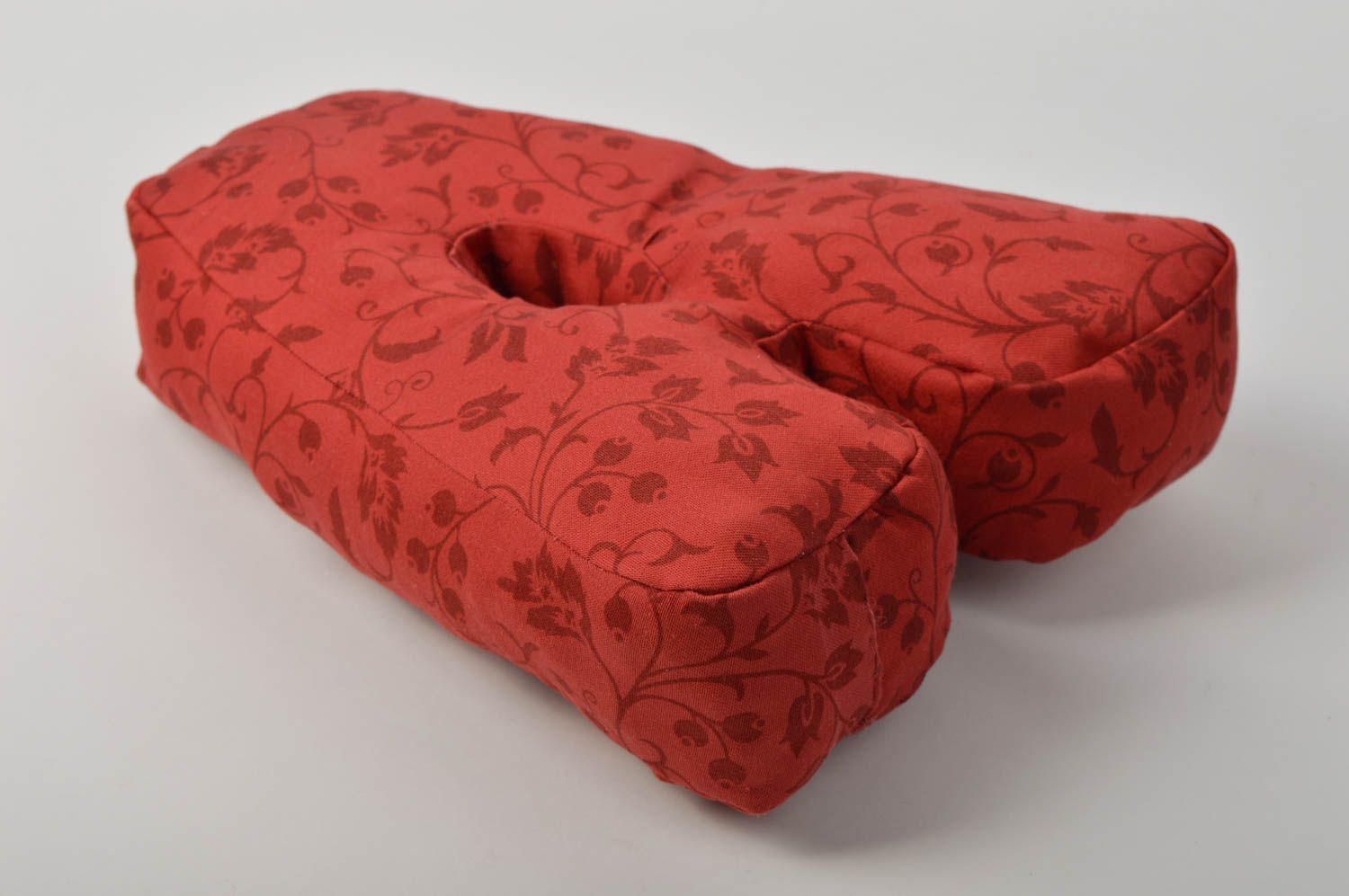 Coussin design fait main Lettre en tissu rouge à fleurs Déco maison originale photo 3