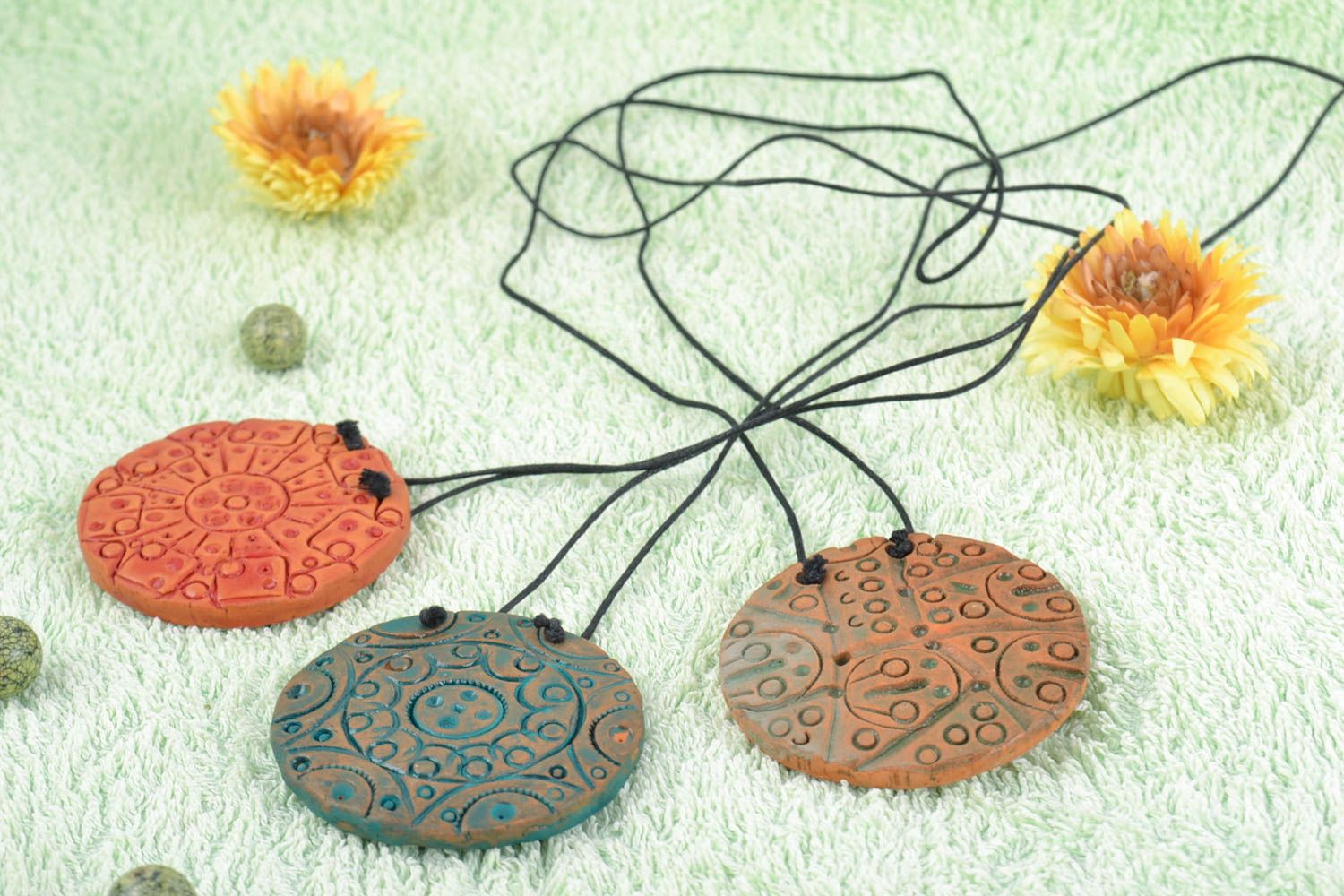 Кулоны из глины круглой формы набор из трех изделий разного цвета ручная работа фото 1