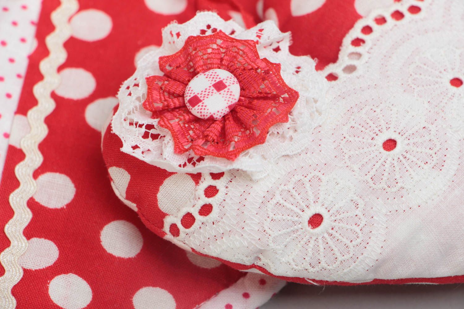 Deux maniques rouges à pois et un coeur décoratif en coton faits main cuisine photo 3