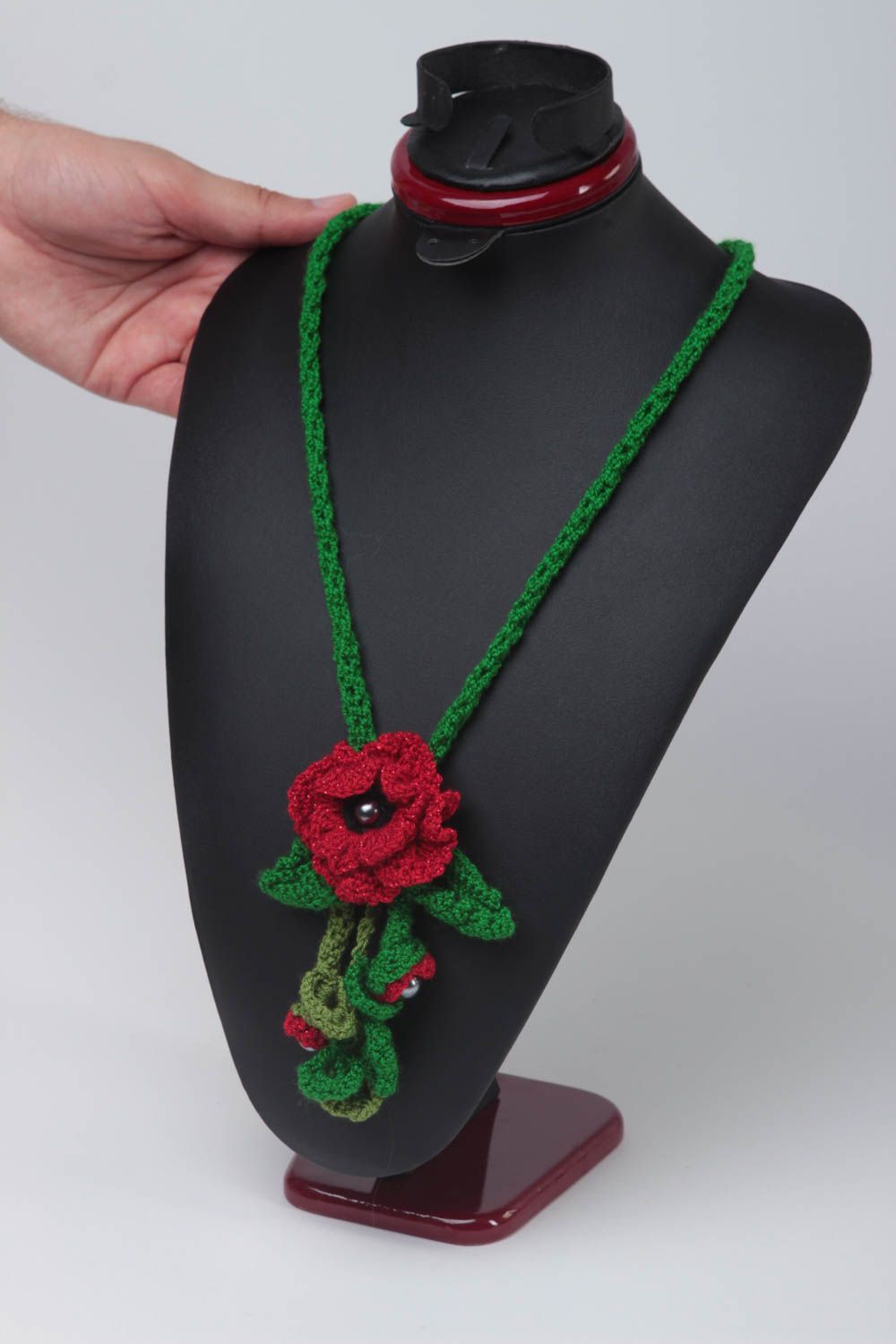 Pendentif design Bijoux fait main tricoté au crochet Accessoire femme avec fleur photo 5