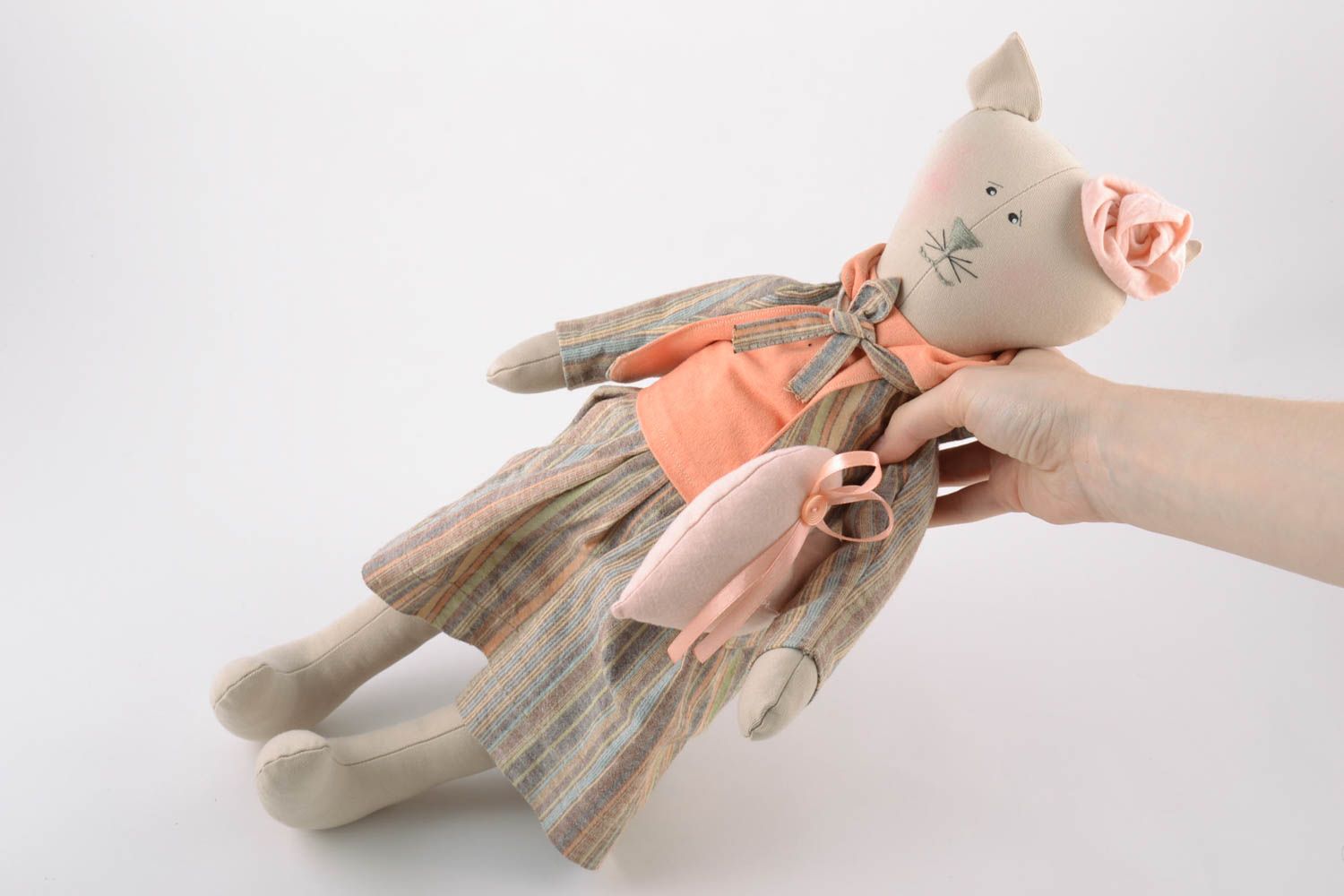Petite peluche décorative en tissu faite main chatte grise en costume rayé photo 1