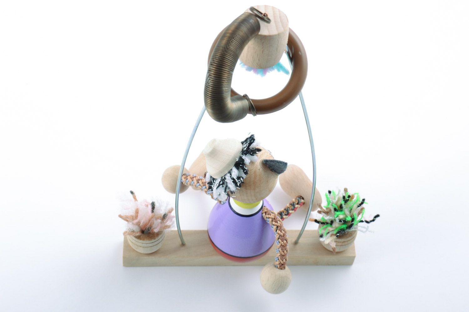 Handmade Spielzeug aus Holz Kater auf Schaukel mit Bemalung künstlerisch schön foto 5