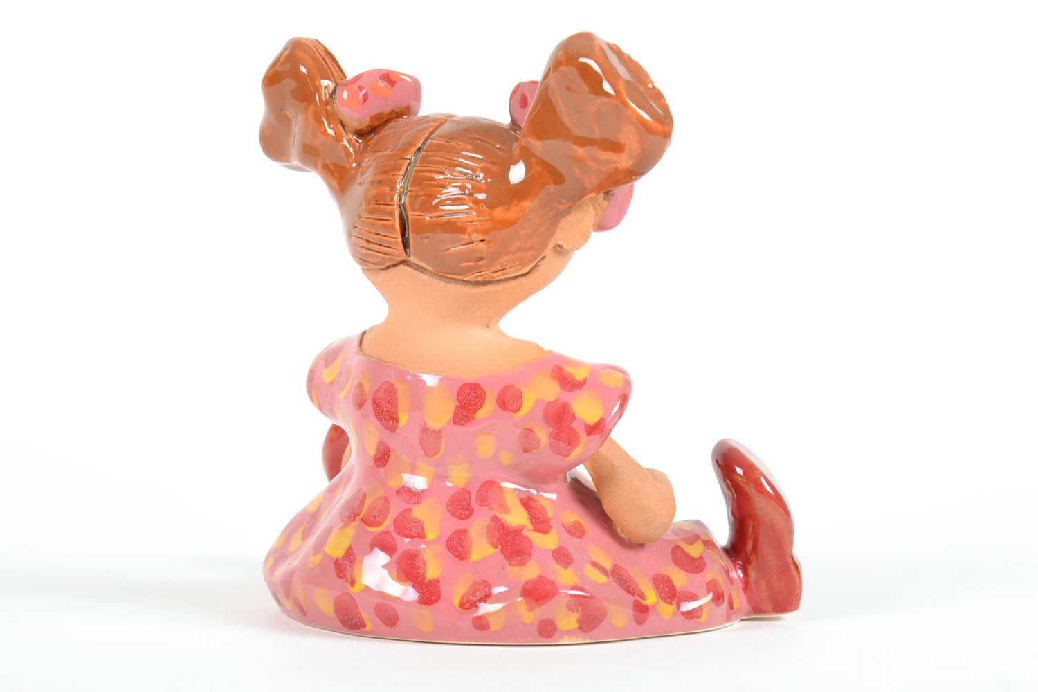 Estatueta de cerâmica Menina em roupas cor de rosa foto 3