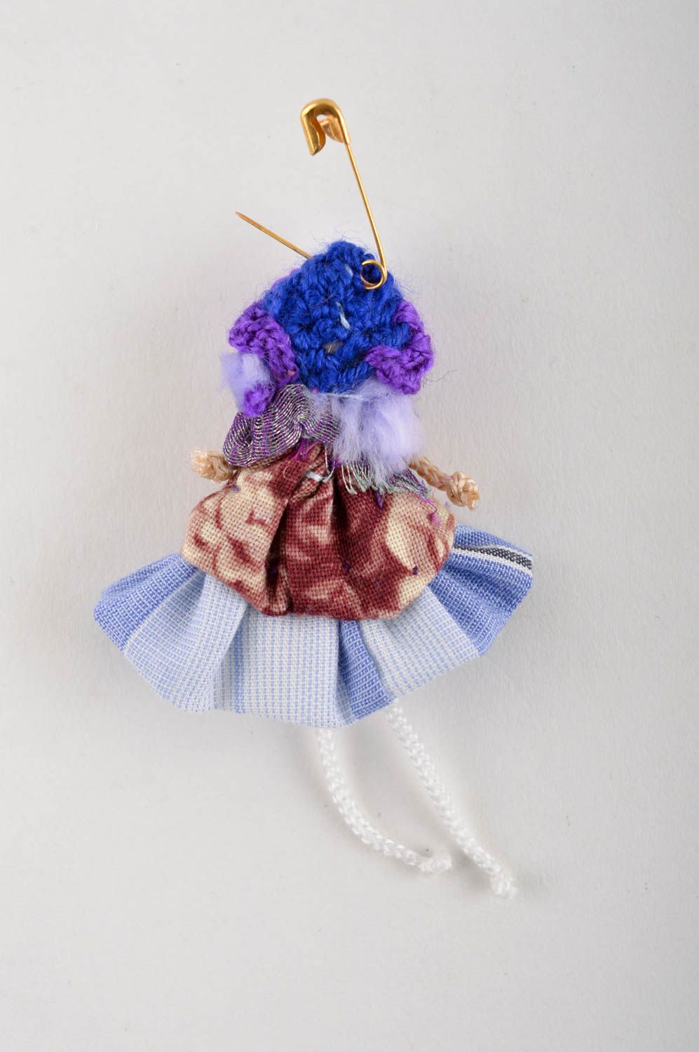Broche fait main Bijou fantaisie poupée miniature en violet Accessoire femme photo 3