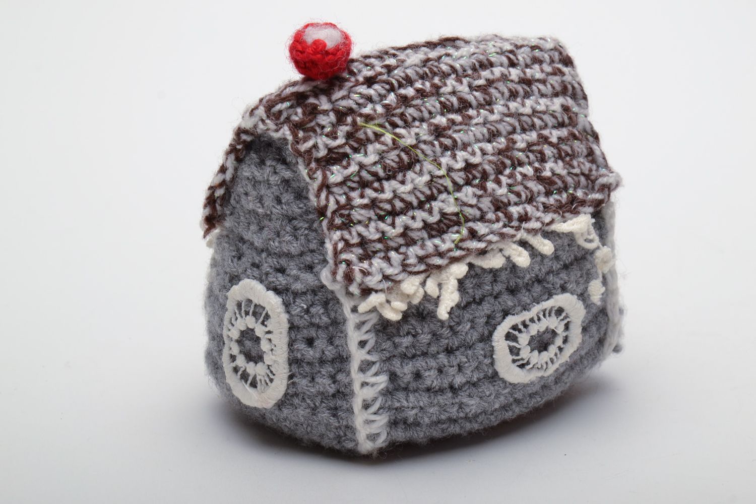 Jouet mou tricoté au crochet fait à la main Petite maison grise décorative photo 3