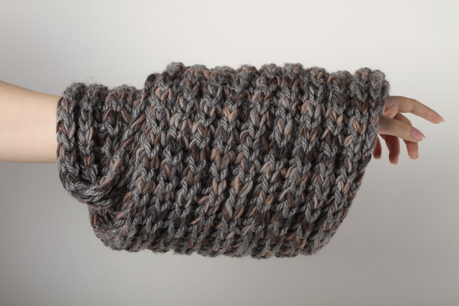Écharpe laine faite main Vêtement femme tricot gris-marron Idée cadeau photo 1