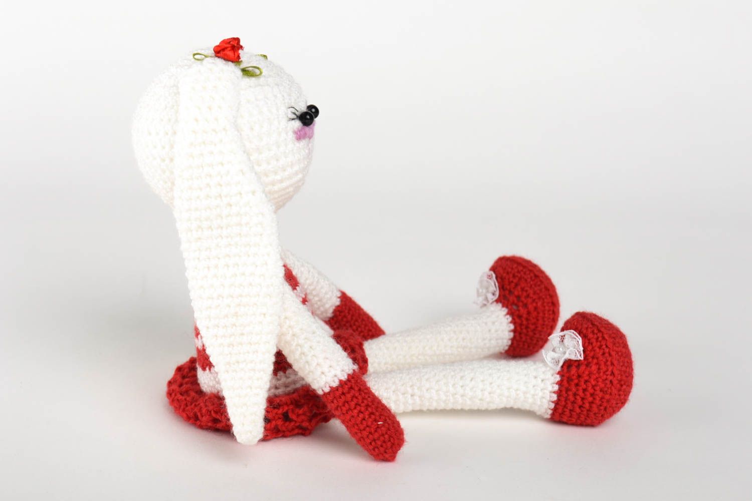 Peluche lapin blanc en robe rouge Jouet fait main tricoté Cadeau enfant photo 4