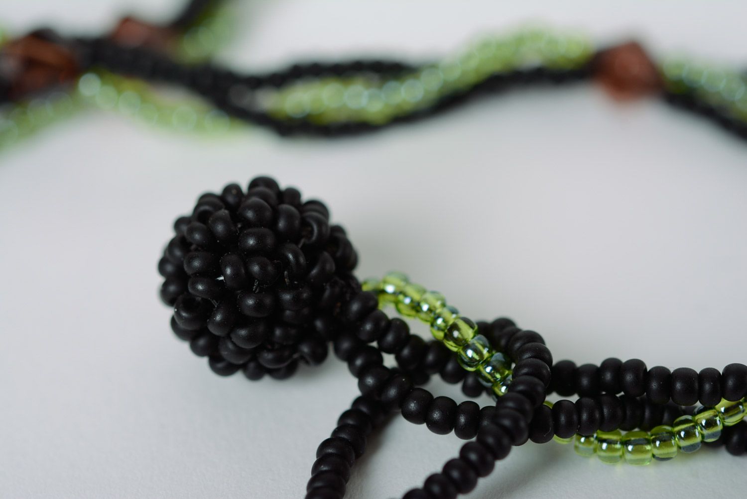 Long collier en perles de rocaille multicolore en forme de pavot fait main photo 5