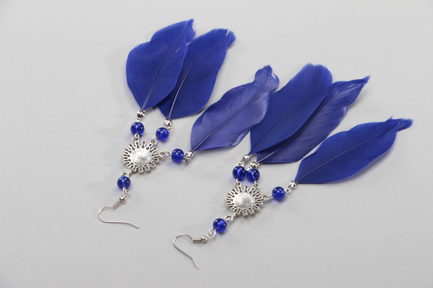 Boucles d'oreilles plumes bleues avec perles de verre longues faites main photo 4