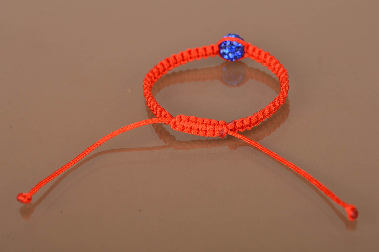 Bracelet rouge tressé en lacet ciré avec perle de strass bleue fait main fin photo 5