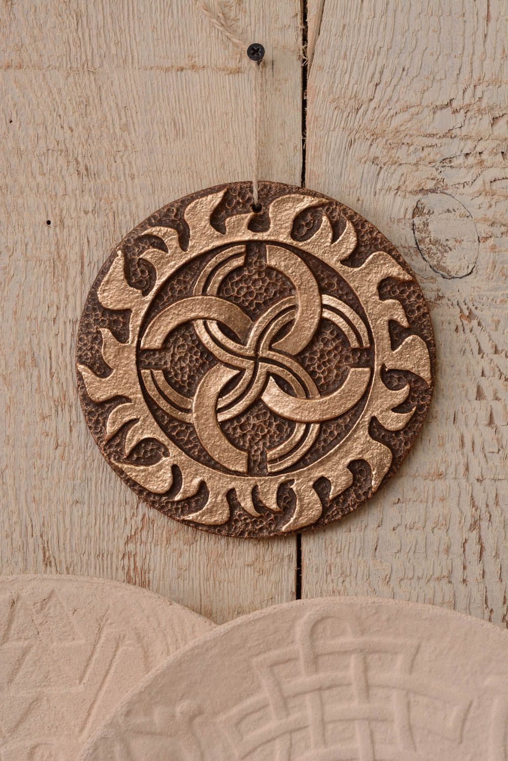 Pingente talismã de interior de cerâmica Svadebnik feito de argila e coberto com potala foto 3