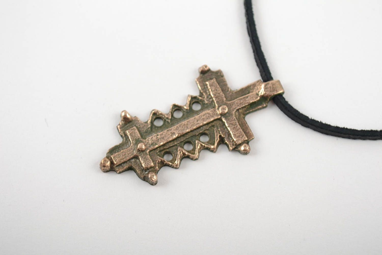 Нательный крест без распятия на черном длинном шнурке бронзовый ручной работы фото 3