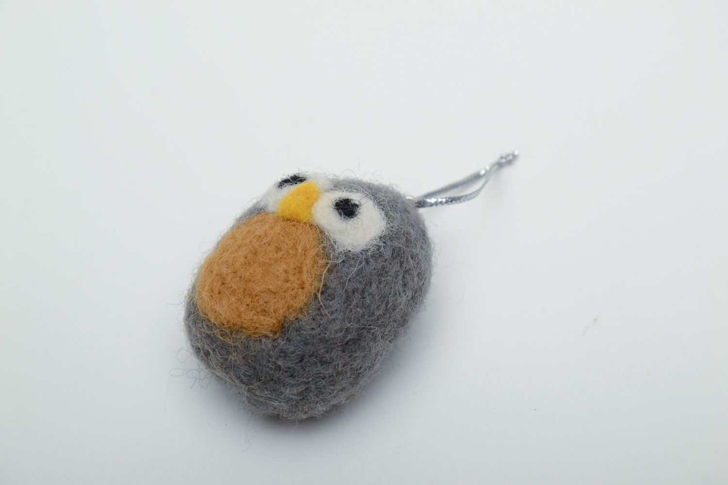 Jouet poussin en laine feutrée fait main miniature avec petite cordelette photo 2