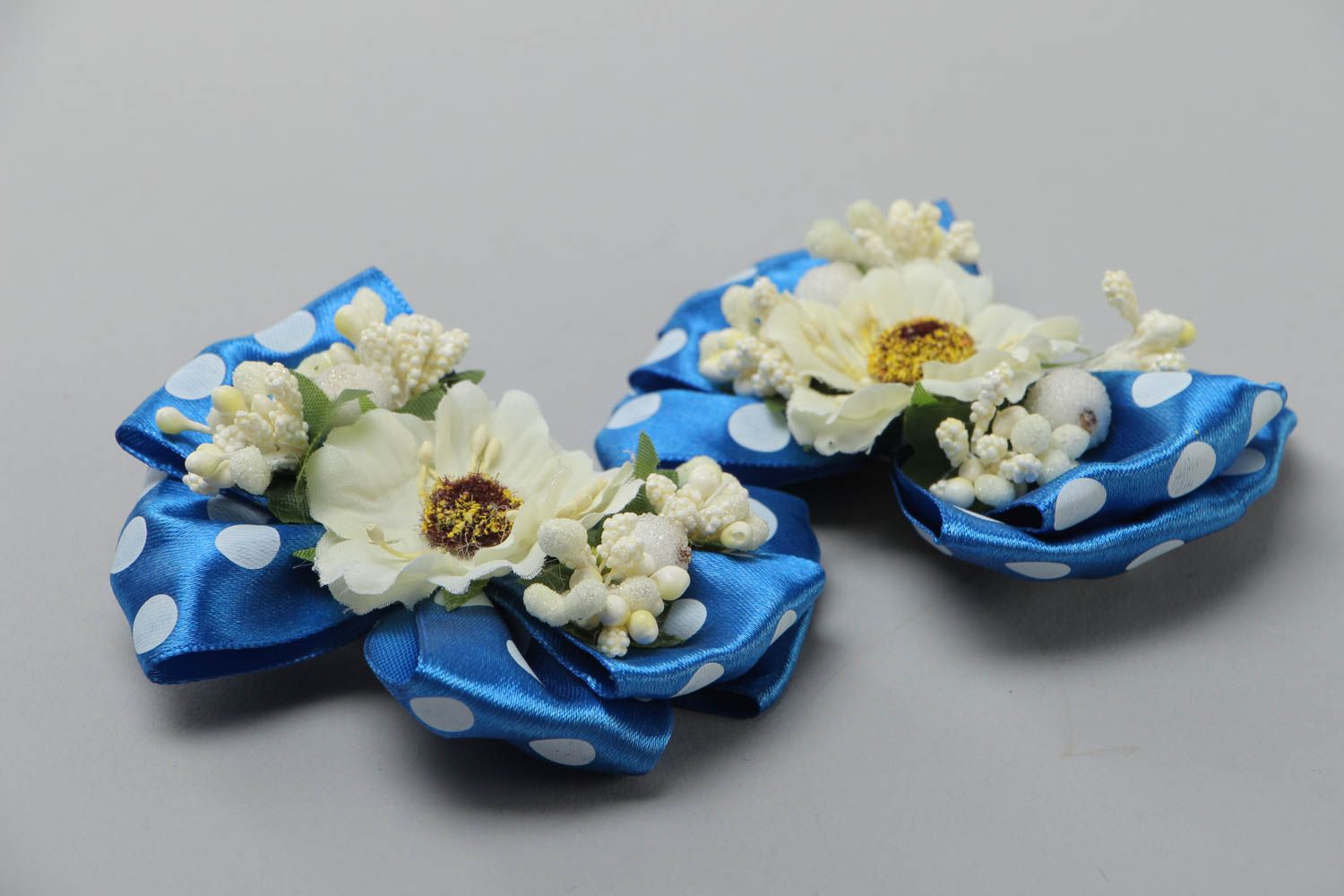 Set of handmade blue hair clips made of satin ribbons bows with flowers 2 pieces photo 3