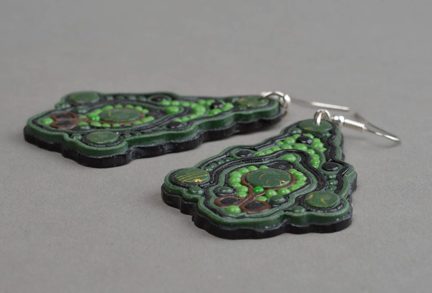 Необычные сережки из полимерной глины вылепленные вручную Зеленые дороги фото 5