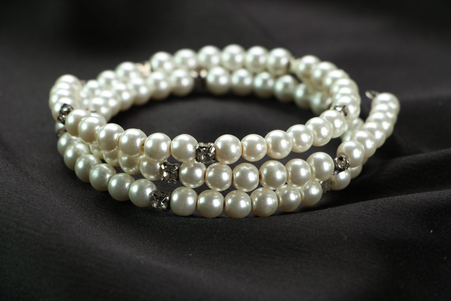 Bracelet made of artificial pearls photo 2