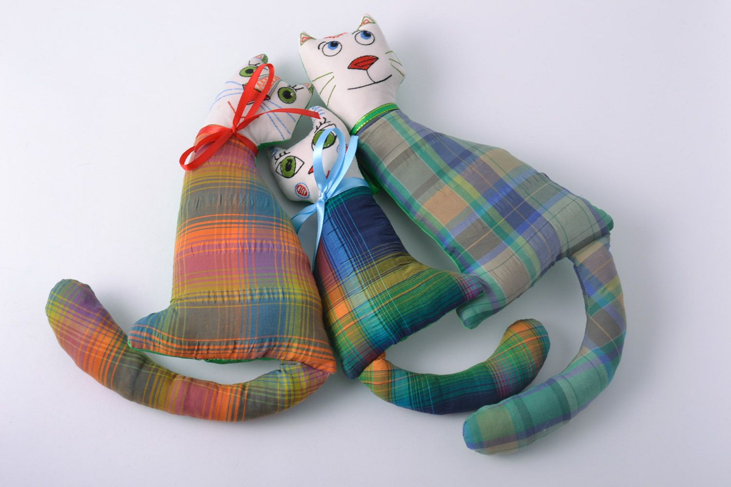 Künstler handmade Stofftiere Set 3 Stück Katzen aus Stoff kariert foto 2