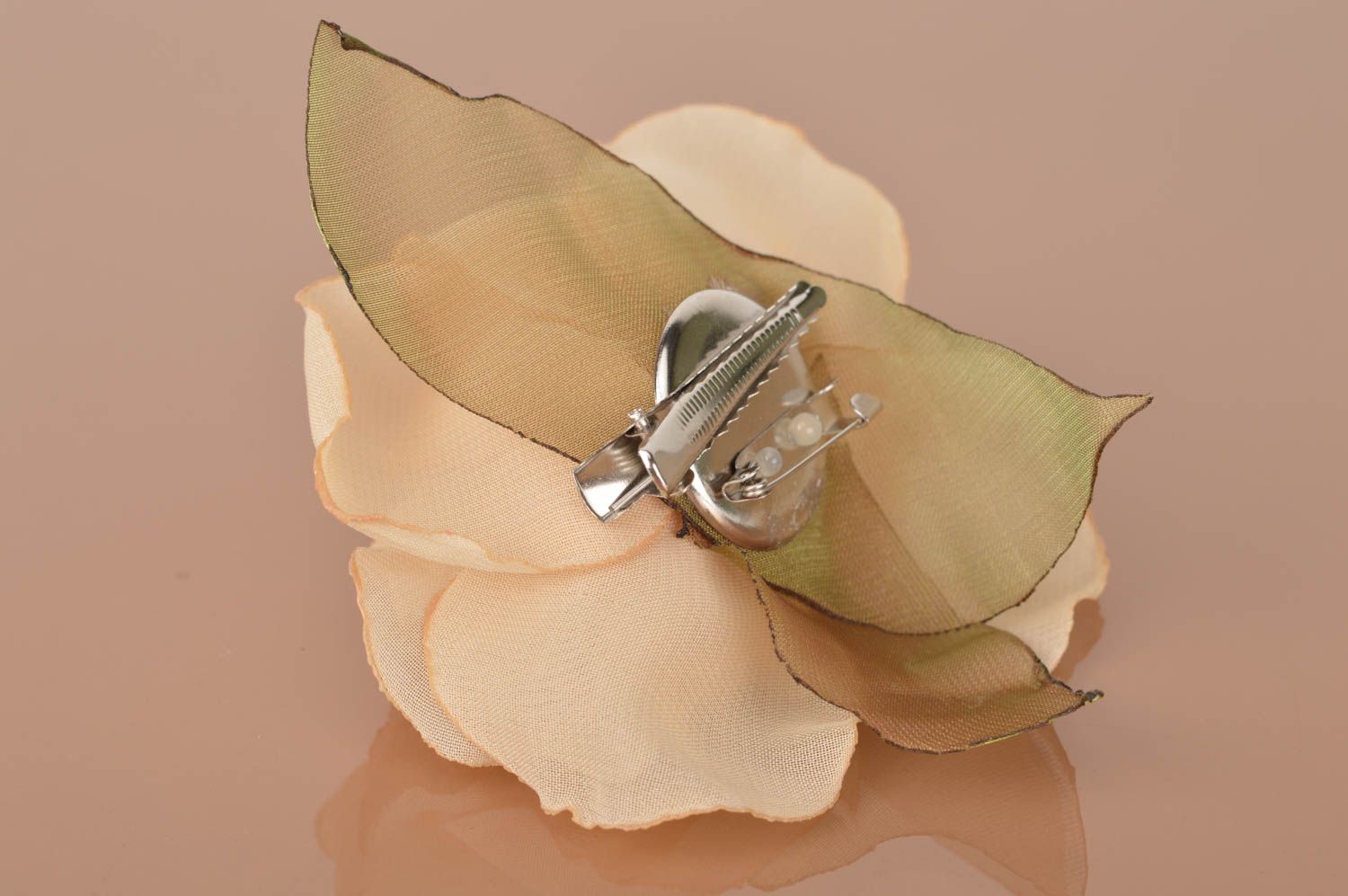Красивая нежная женская брошь заколка из ткани ручной работы Бежевая роза фото 4
