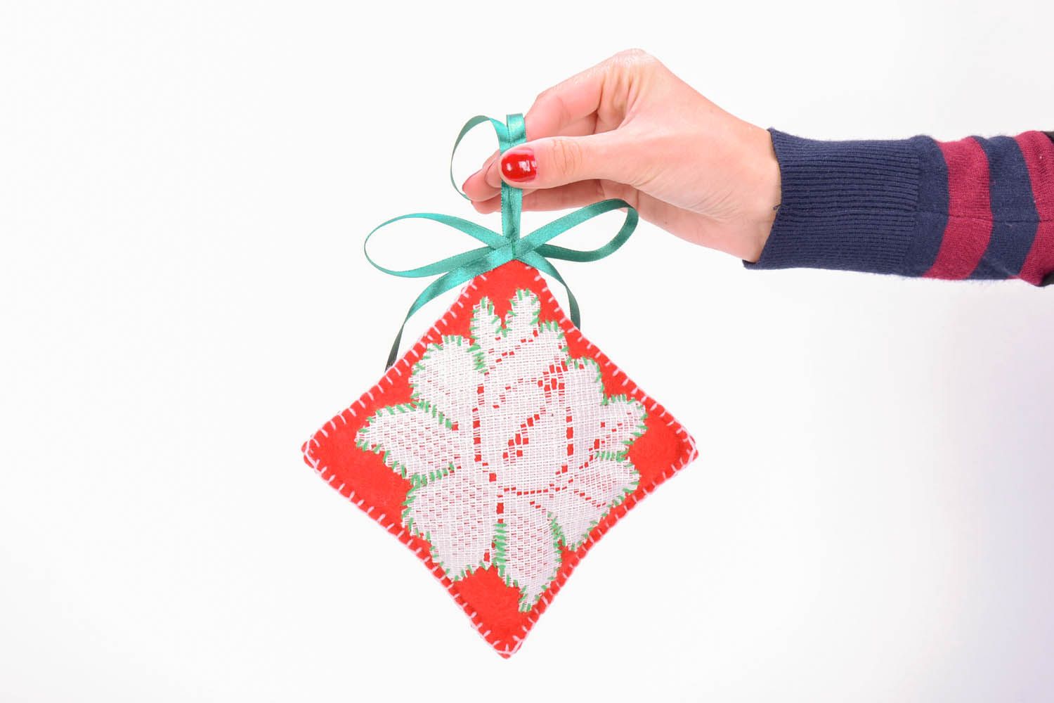 Brinquedo de Natal feito de fleece decorado com bordados à mão, fita e renda foto 5
