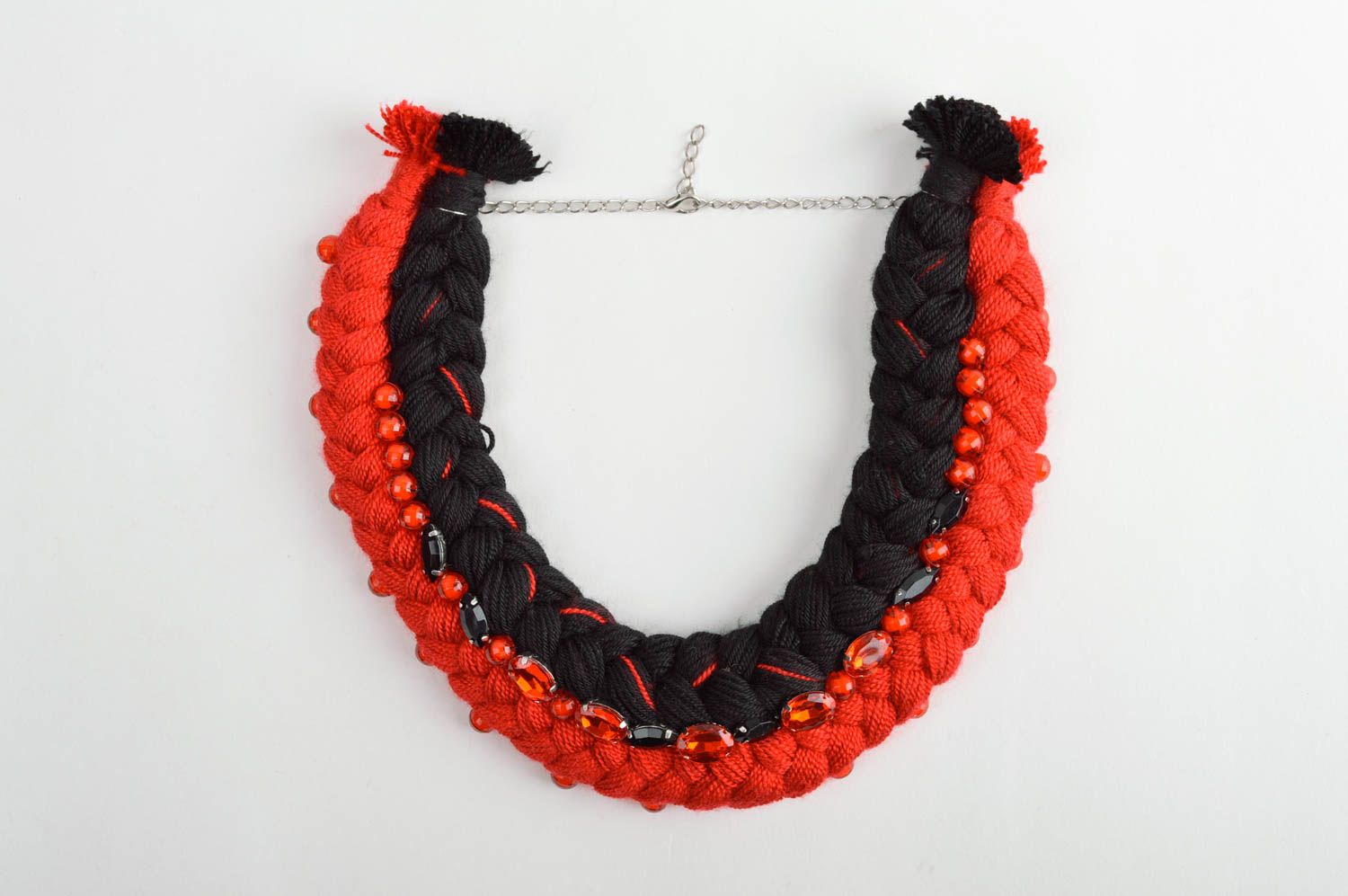 Collier textile Bijou fait main rouge et noir stylé cadeau Accessoire femme photo 2