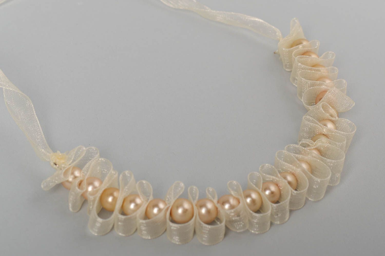 Collier en perles céramiques sur ruban d'organza fait main beige élégant photo 3
