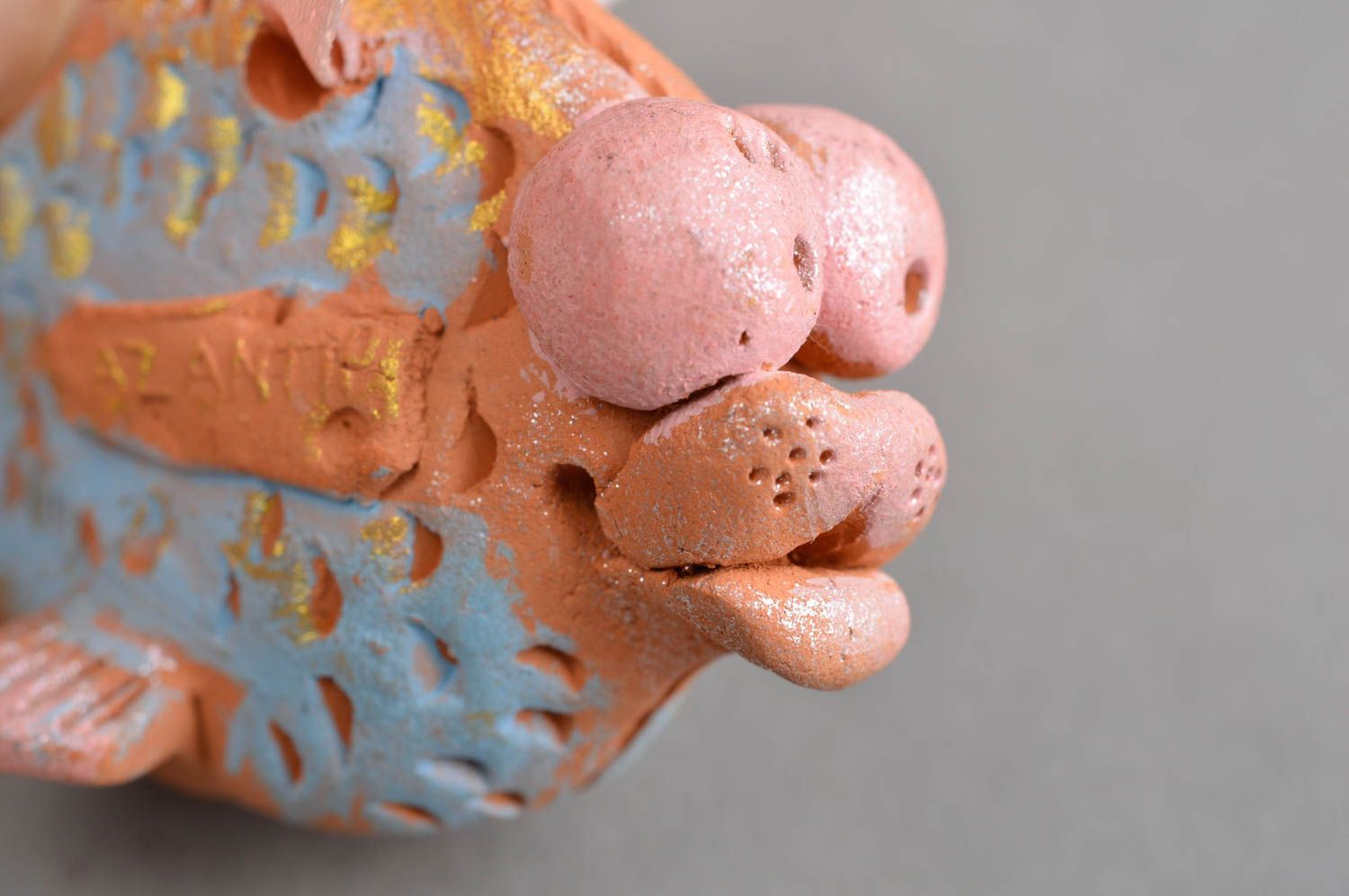 Авторский керамический сувенир ручной работы веселая рыбка на шнурочке фото 5