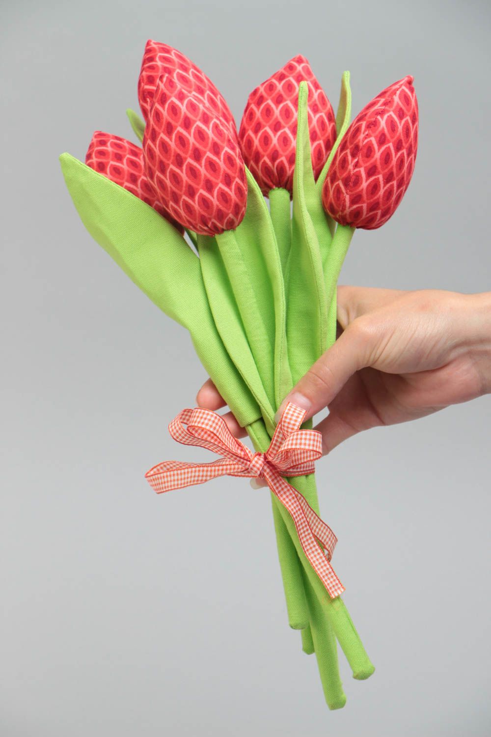 Ramo de flores artesanales tulipanes de tela rojos decoración bonita foto 5