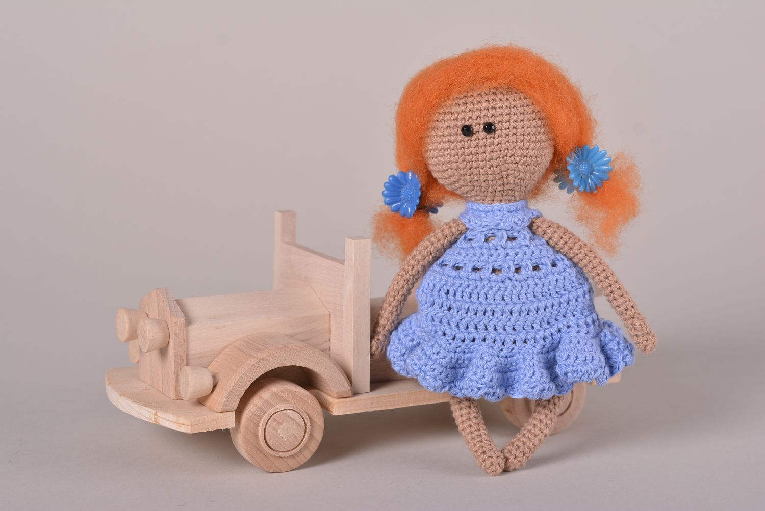 Handmade Designer Puppe Stoff Spielzeug rothaarige süße gehäkelte Puppe im Kleid foto 1