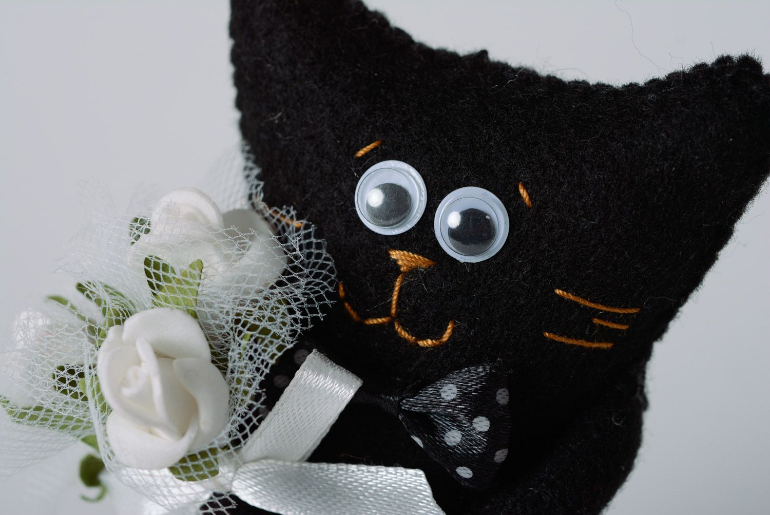 Petite peluche en feutre noire en forme de chat avec roses faite main  photo 2