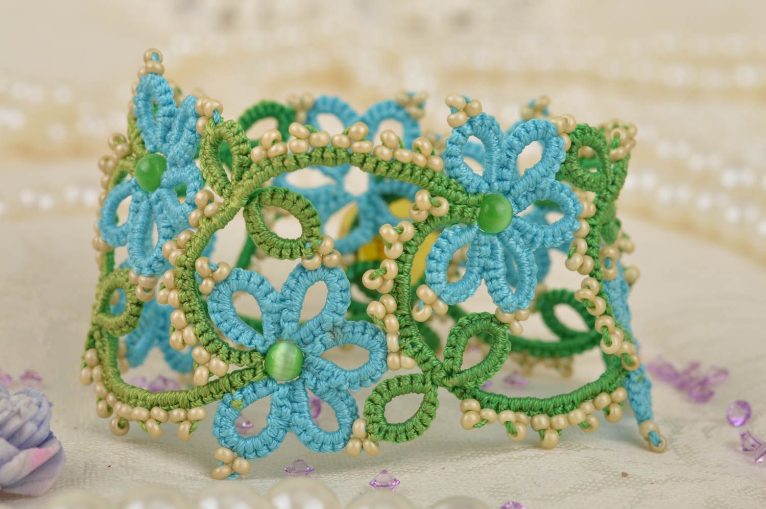 Плетеный браслет в технике фриволите из бисера кружевной зеленый с голубым  фото 1