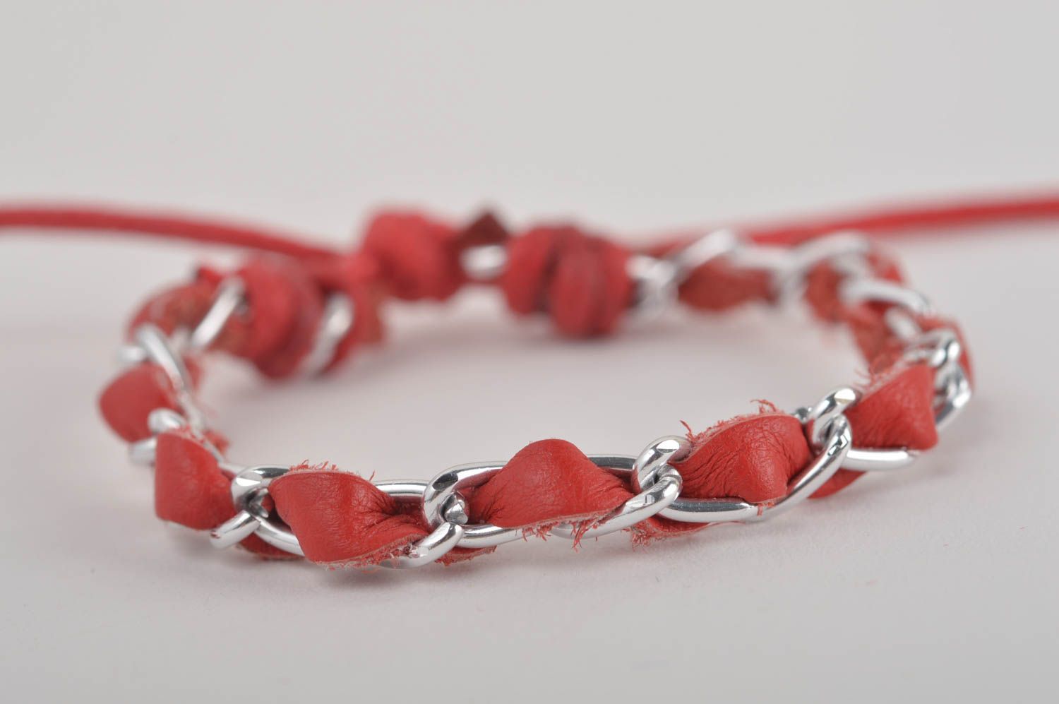 Bracelet cuir Bijou fait main rouge avec chaîne métallique Accessoire femme photo 2