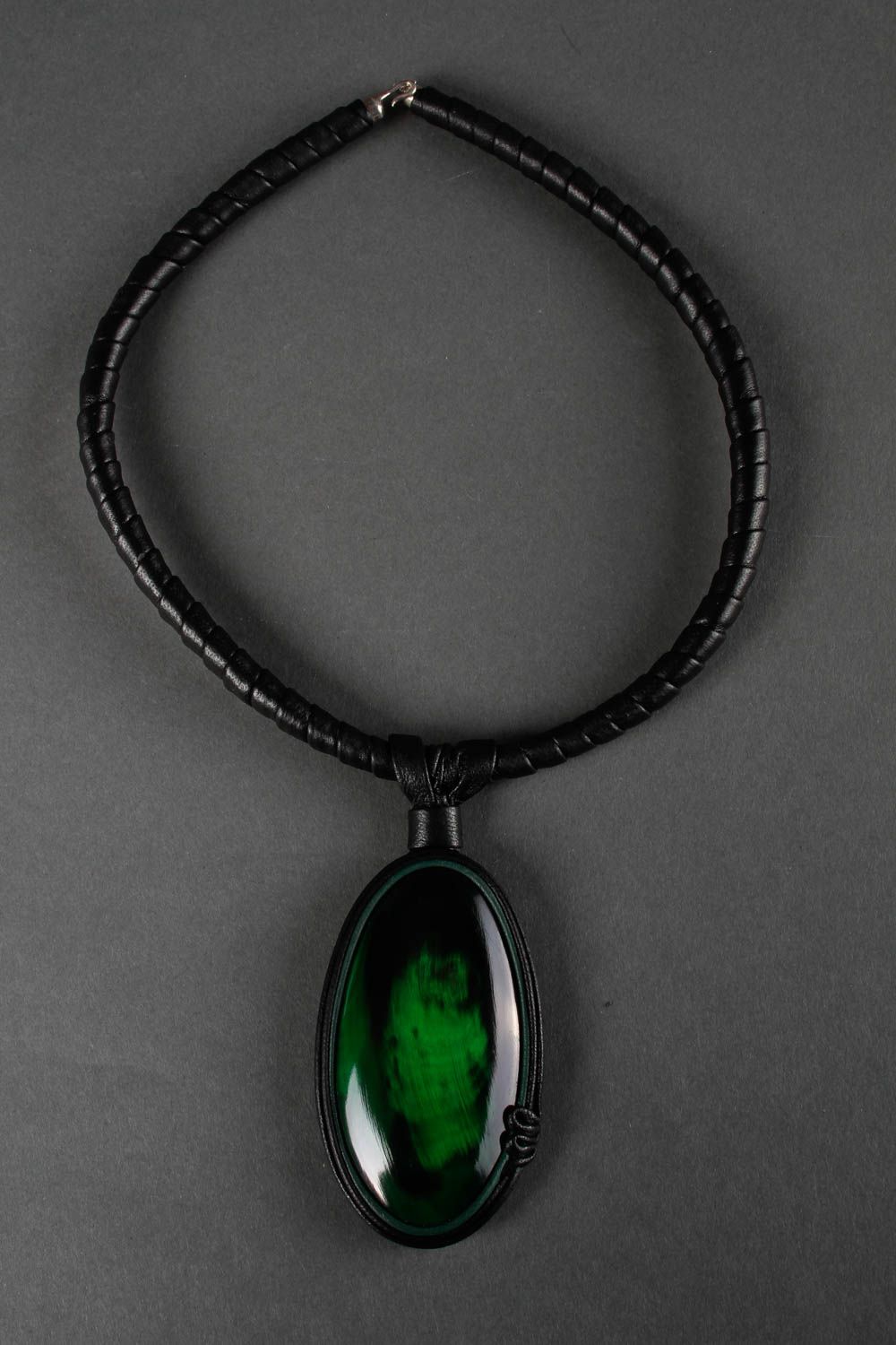 Pendentif en cuir design Bijoux fait main vert Idée cadeau femme originale  photo 3